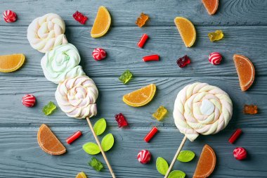 Renkli jöle şekerler ve marshmallow ahşap arka plan üzerinde