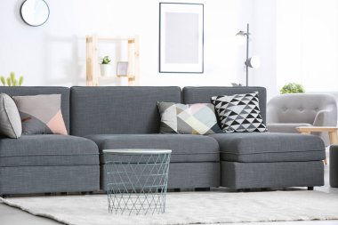 Modern gri oturma grubu oturma odasında farklı yastıklar