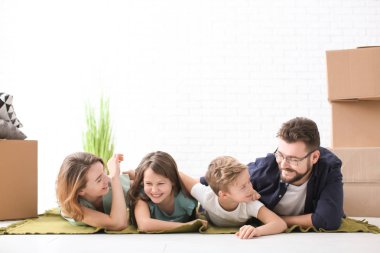 Kapalı kutu yalan çocuklu bir çift gördüm. Taşınma günü üzerinde mutlu aile