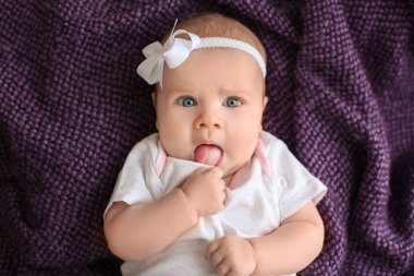 Ekose, en iyi görünümü üzerinde yalan şirin bebek