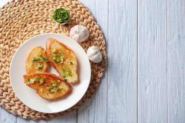 Lezzetli ev yapımı sarımsaklı ekmek tablo ile plaka