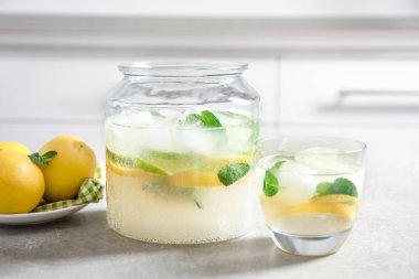 Kavanoz ve cam masa üzerinde taze limonata