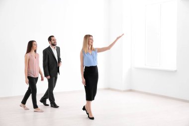 Emlakçı ile stajyer gösteren daire istemciye