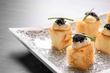 Lezzetli siyah havyar meze plaka üzerinde