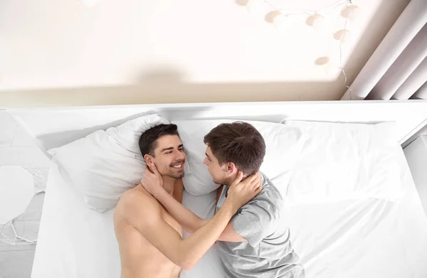 Jovem encantador gay casal no cama no casa — Fotografia de Stock
