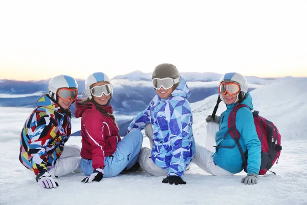 Amigos Felizes Sentados Pico Montanha Nevada Estância Esqui Férias Inverno — Fotografia de Stock