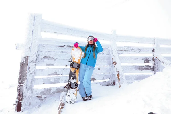 Kadın Snowboard Karlı Resort Kış Tatili — Stok fotoğraf