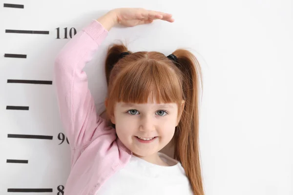 Niña midiendo altura — Foto de Stock