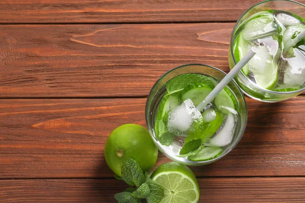 Välsmakande Saft Med Gurka Lime Och Mynta Glas Bordet — Stockfoto