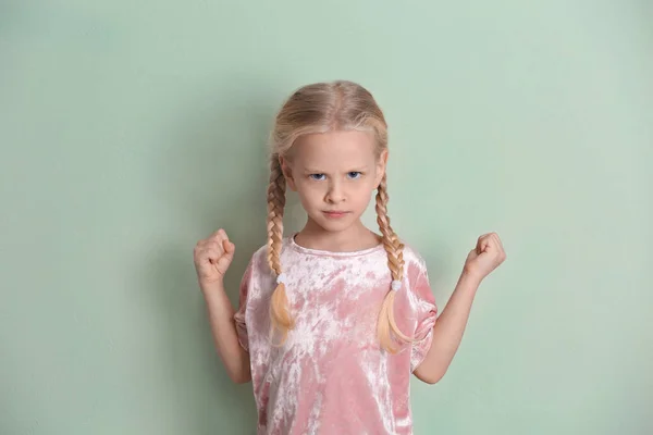 Porträt Eines Emotionalen Kleinen Mädchens Auf Farbigem Hintergrund — Stockfoto
