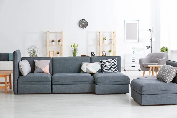 Modernes Graues Sofa Mit Verschiedenen Kissen Wohnzimmer — Stockfoto