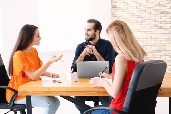 Agente Imobiliário Com Estagiário Cliente Escritório — Fotografia de Stock