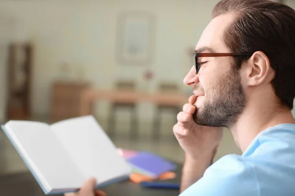 Student Studeert Aan Tafel Binnenshuis — Stockfoto