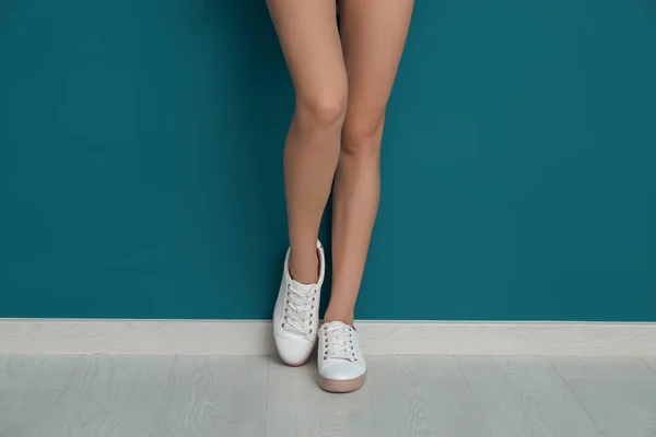 Schöne Frau Stilvollen Schuhen Der Nähe Der Farbwand — Stockfoto