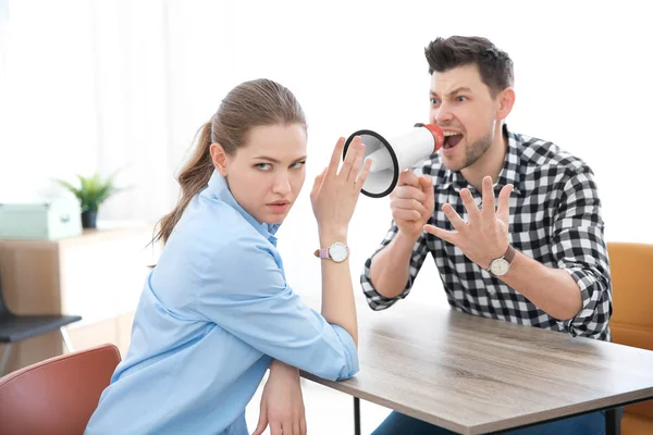 Chefe com megafone gritando com empregado — Fotografia de Stock