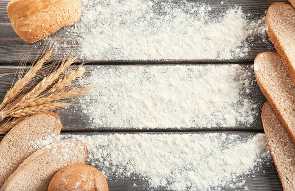 Produtos Pão Recém Assados Farinha Fundo Madeira — Fotografia de Stock