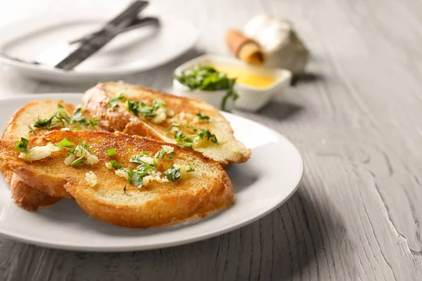 Piatto Con Delizioso Pane All Aglio Fatto Casa Sul Tavolo — Foto Stock