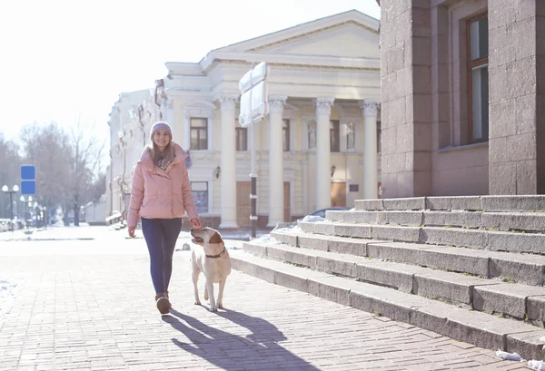 女性歩いているかわいい犬 — ストック写真