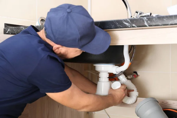 Plumber replacing sink trap — Stock Photo, Image