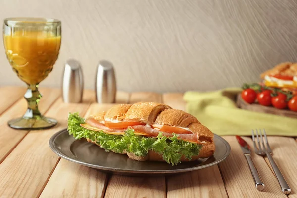 Plaat Met Lekkere Croissant Sandwich Tafel — Stockfoto