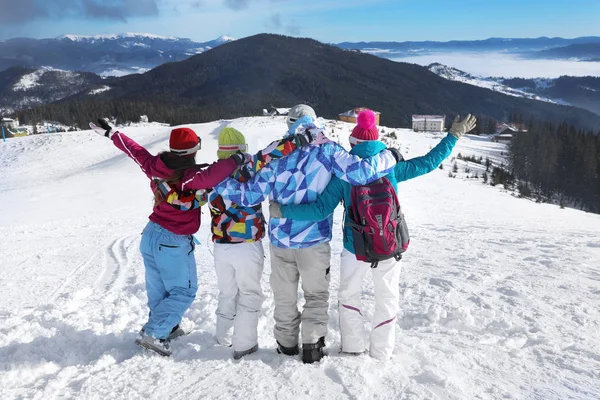 Amigos Felices Pista Esquí Estación Nevada Vacaciones Invierno —  Fotos de Stock