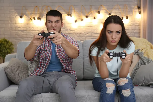 Video oyunu oynayan çift — Stok fotoğraf