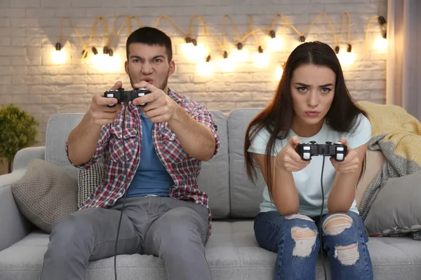 Casal jogar videogame — Fotografia de Stock