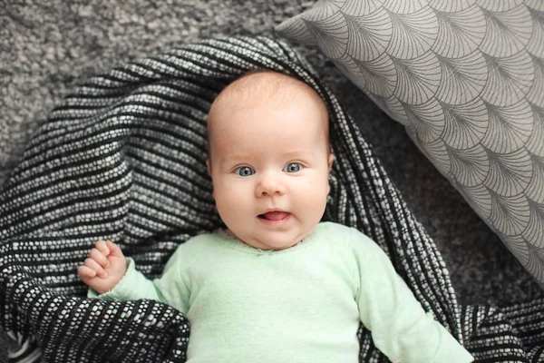 Niedliches Kleines Baby Liegt Auf Plaid Draufsicht — Stockfoto