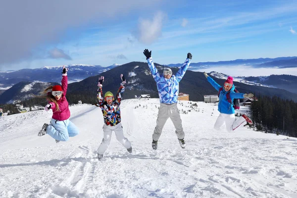 Glada Vänner Skidor Pisten Snöiga Resort Vintersemester — Stockfoto