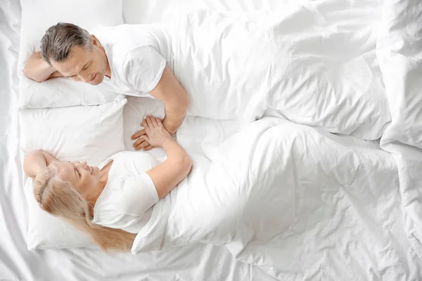 Senior couple in bed together, top view — Stock Photo, Image