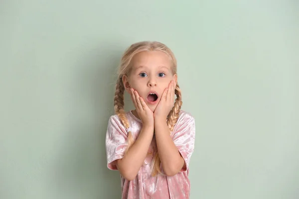 Porträt Eines Emotionalen Kleinen Mädchens Auf Farbigem Hintergrund — Stockfoto
