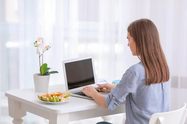 Giovane Donna Che Lavora Con Computer Portatile Tavola Ufficio — Foto Stock