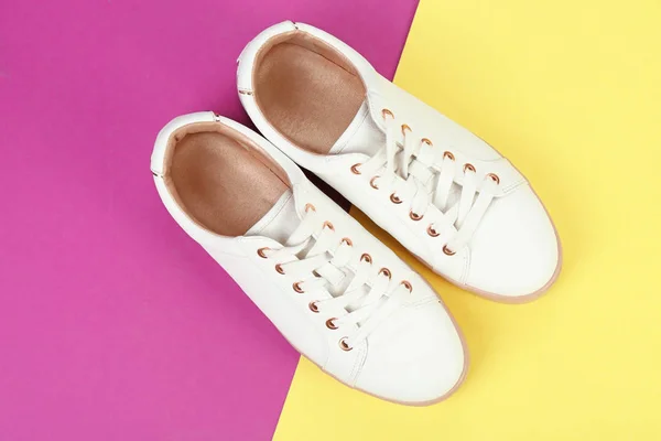 Zapatos Femeninos Casuales Sobre Fondo Color —  Fotos de Stock