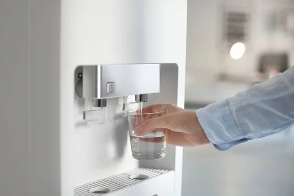 Vidro Enchimento Mulher Refrigerador Água Close — Fotografia de Stock