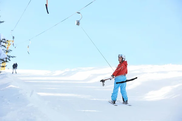 Vrouw Met Behulp Van Skilift Het Besneeuwde Resort Wintervakantie — Stockfoto