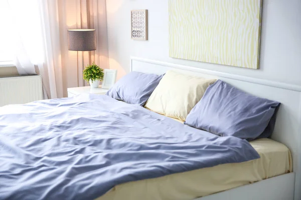 Elegante Raumausstattung Mit Bequemem Bett — Stockfoto