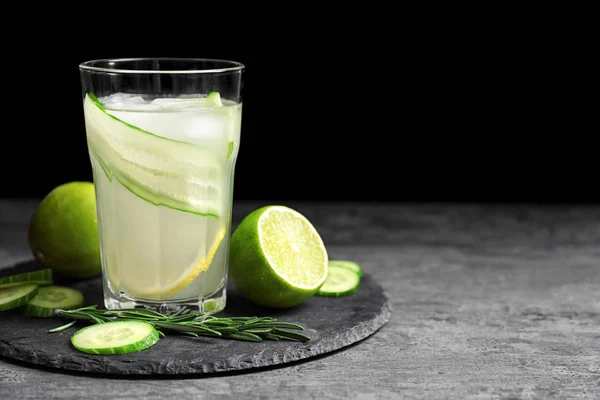 Glas Leckere Limonade Mit Limette Und Gurke Auf Dem Tisch — Stockfoto
