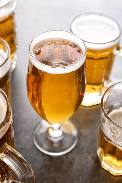 Gläser Mit Frischem Bier Auf Grauem Tisch — Stockfoto