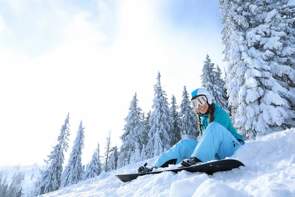 Snowboarder Feminino Pista Esqui Resort Nevado Férias Inverno — Fotografia de Stock