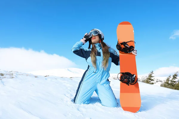 Vackra Kvinnliga Snowboardåkare Skidor Pisten Snöiga Resort Vintersemester — Stockfoto