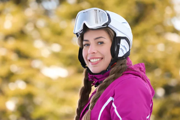 Retrato Mujer Feliz Estación Esquí Vacaciones Invierno —  Fotos de Stock