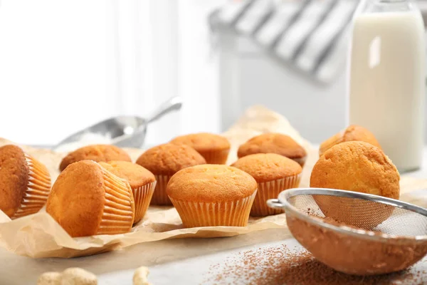 Läckra Muffins Bordet Färskt Från Ugnen — Stockfoto