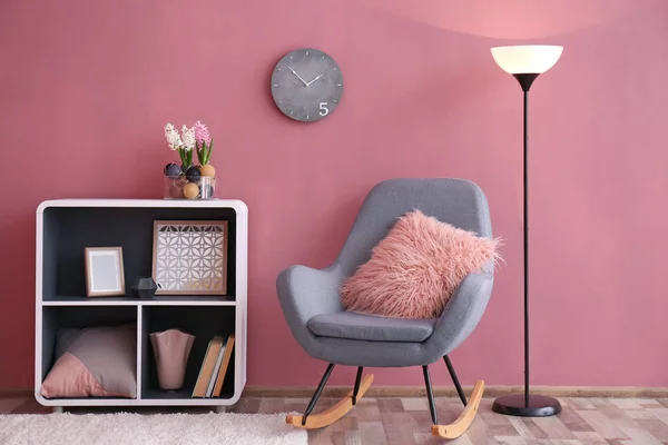 Élégant Intérieur Chambre Avec Chaise Berçante Confortable Près Mur Couleur — Photo