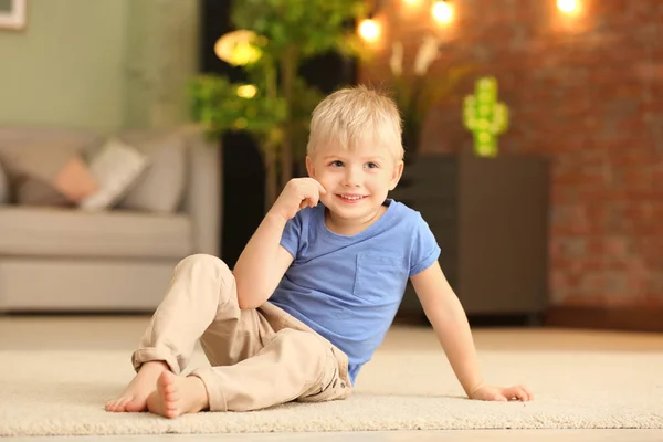 Lindo Niño Sentado Suelo Casa — Foto de Stock