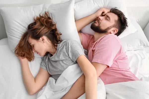 Mann und Frau im Bett — Stockfoto