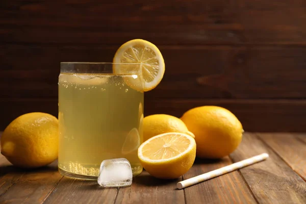 Chutné Osvěžující Limonády Skle Stůl — Stock fotografie