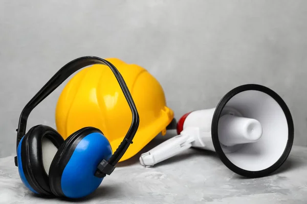 Auriculares Casco Megáfono Sobre Mesa Sobre Fondo Gris Equipo Protección —  Fotos de Stock