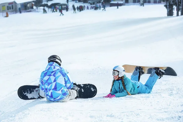 Par Snowboarders Pista Esquí Estación Nevada Vacaciones Invierno —  Fotos de Stock