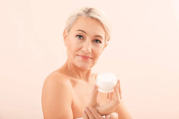 Portrait Beautiful Mature Woman Jar Cream Light Background Skin Care — Stock Photo, Image