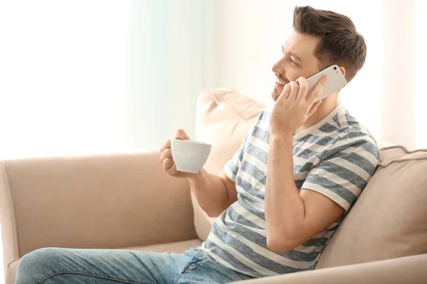 Jeune homme parlant au téléphone — Photo